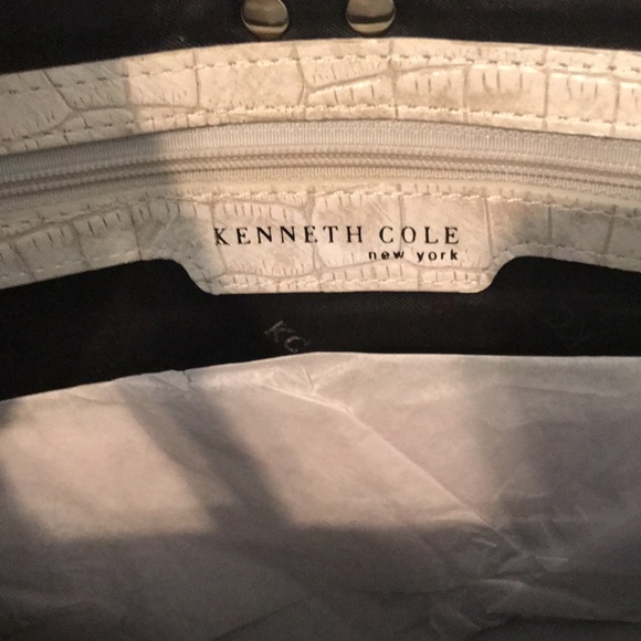 NWOT Kenneth Cole white handbag w magnetic closure! Genuine leather! - Picture 4 of 7